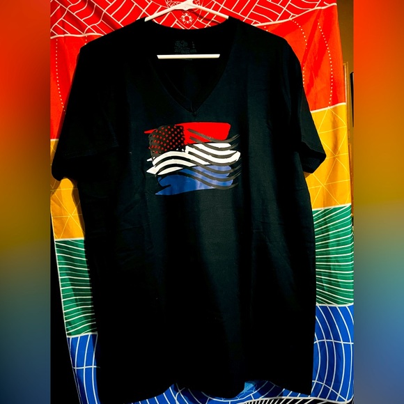 Large V-neck black T-shirt ❤️🤍💙 - Picture 2 of 3